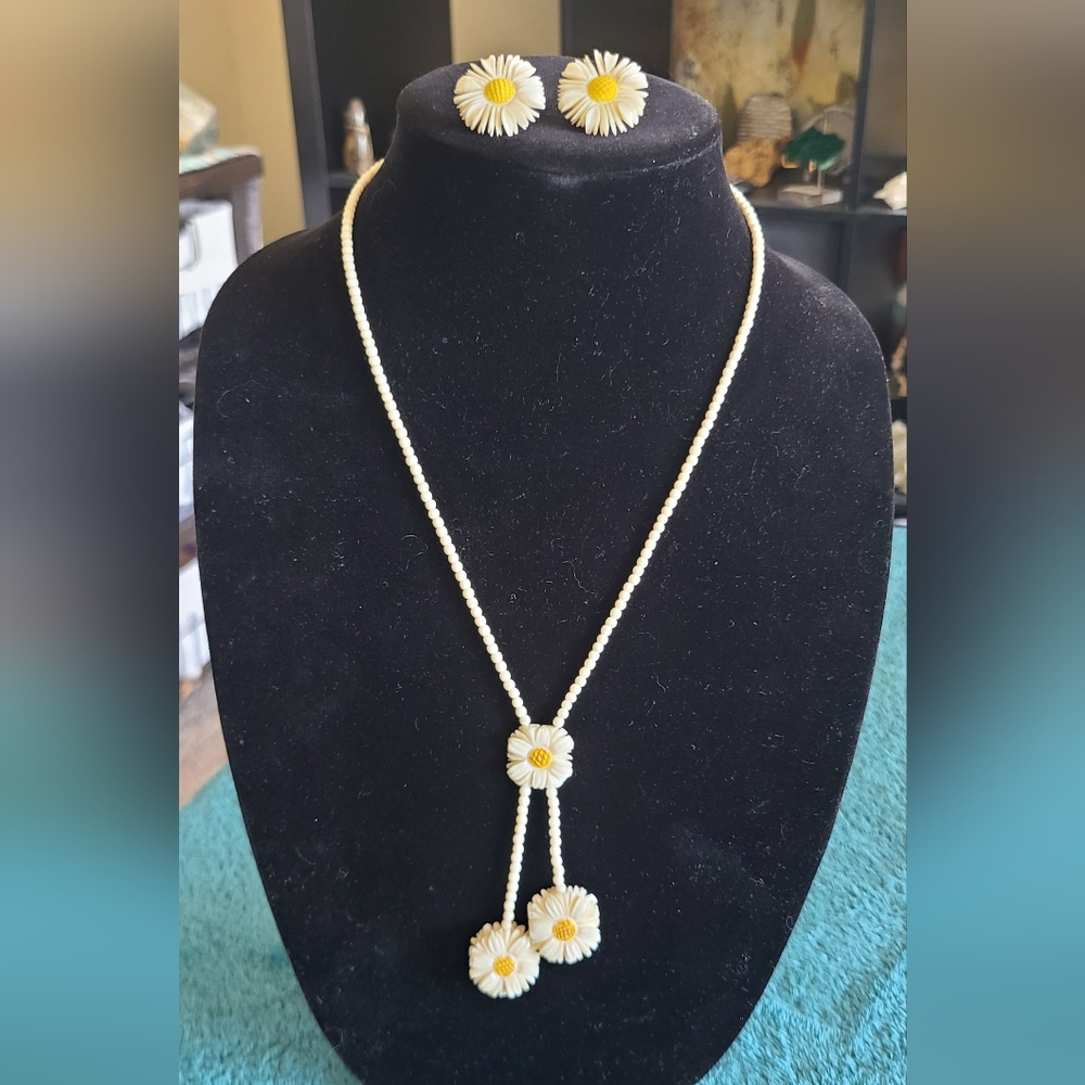 Mint Vintage Daisy Necklace and Earring Set